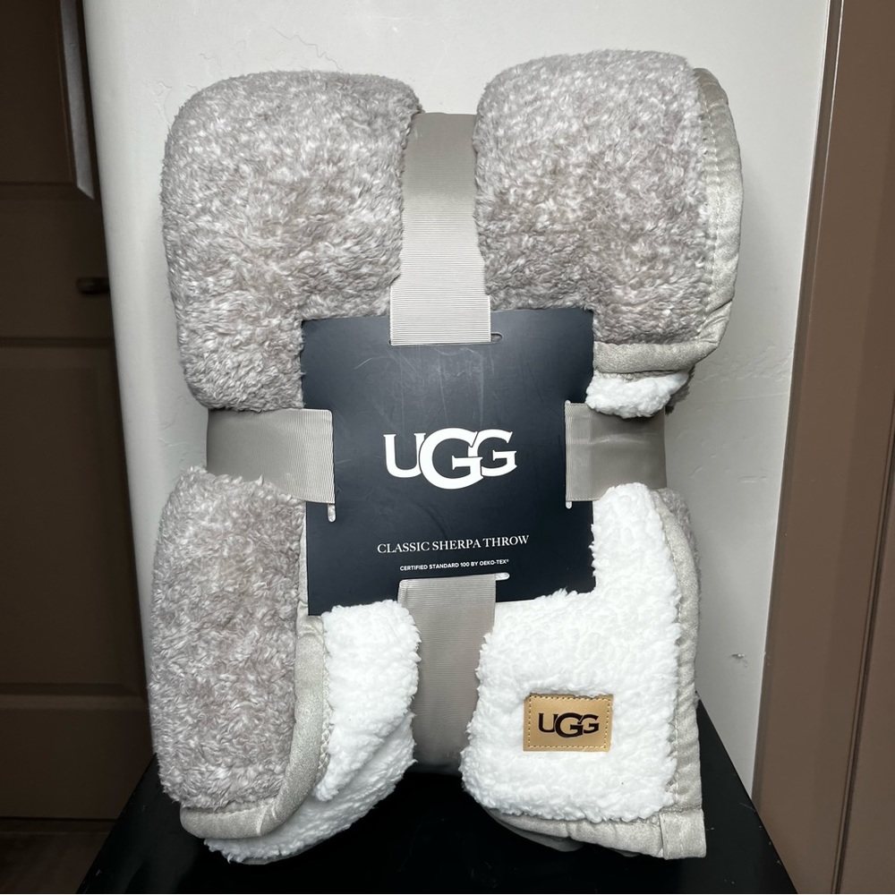 UGG Classic Sherpa Reversible Throw Blanket Goat Melange Tan Color
